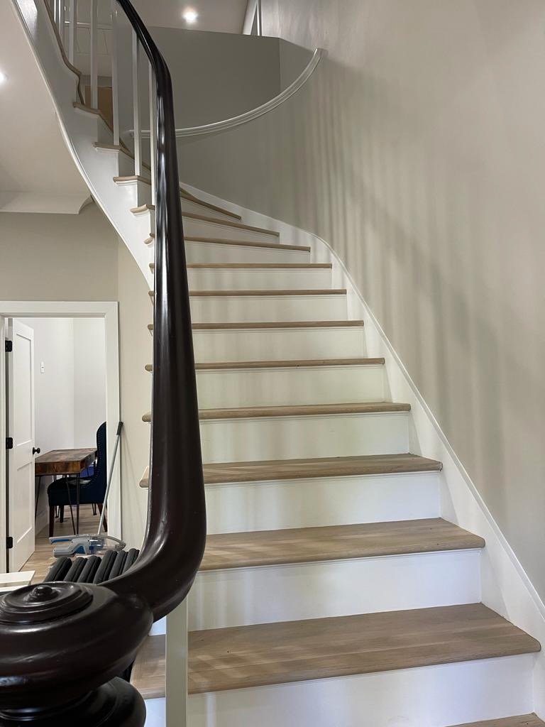 A picture of curved handrail and stair